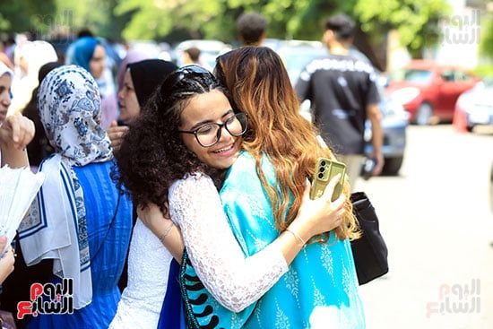 احضان وابتسامة بعد الامتحان