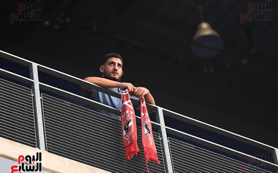 من بعيد بيتابع من بعيد بيتابع