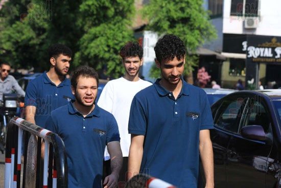 توافد طلاب الثانوية العامة إلى لجان الامتحان