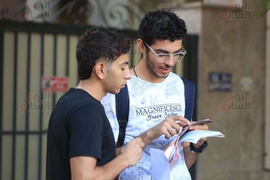 الطلاب يستعدون لامتحان اللغة العربية