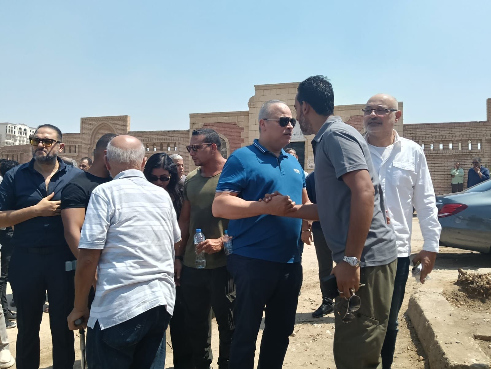 تامر عبد المنعم يستقبل عزاء والده بالمقابر تامر عبد المنعم يستقبل عزاء والده بالمقابر