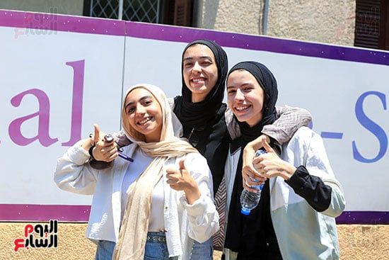 اللغة العربية ترسم البسمة على وجوه طالبات الثانوي العام