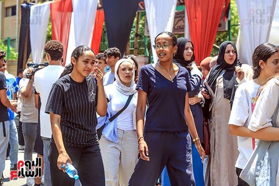 خروج الطالبات بعد اداء امتحان اللغة العربية