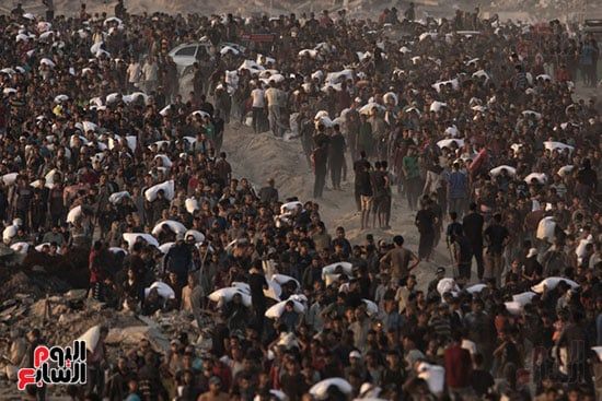 معاناة أهالى غزة للحصول على المساعدات معاناة أهالى غزة للحصول على المساعدات