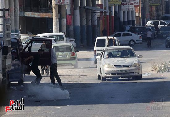 فرار الفلسطينيين من قنابل الغاز