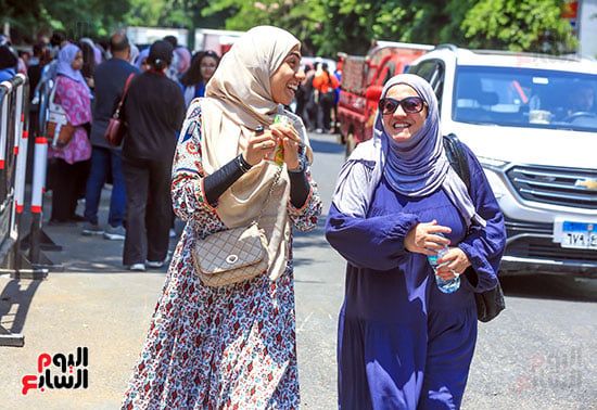 الابتسامة والفرحة على وجوه اولياء الامور