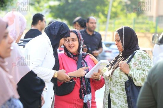 مراجعة قبل امتحان اللغة العربية وسط مساندة من الأمهات