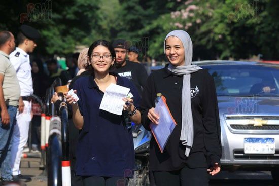 طالبات الثانوية العامة قبل بدء امتحان اللغة العربية