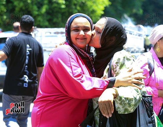 تقبيل الطالبة بعد سهولة الامتحان