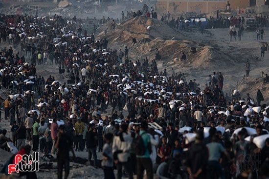 طوابير من النازحين فى غزة للحصول على الدقيق طوابير من النازحين فى غزة للحصول على الدقيق