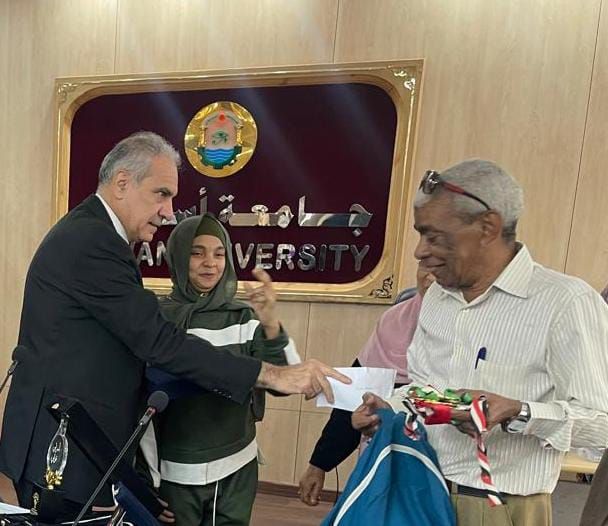 رئيس جامعة أسوان مع الفتاة ووالدها رئيس جامعة أسوان مع الفتاة ووالدها