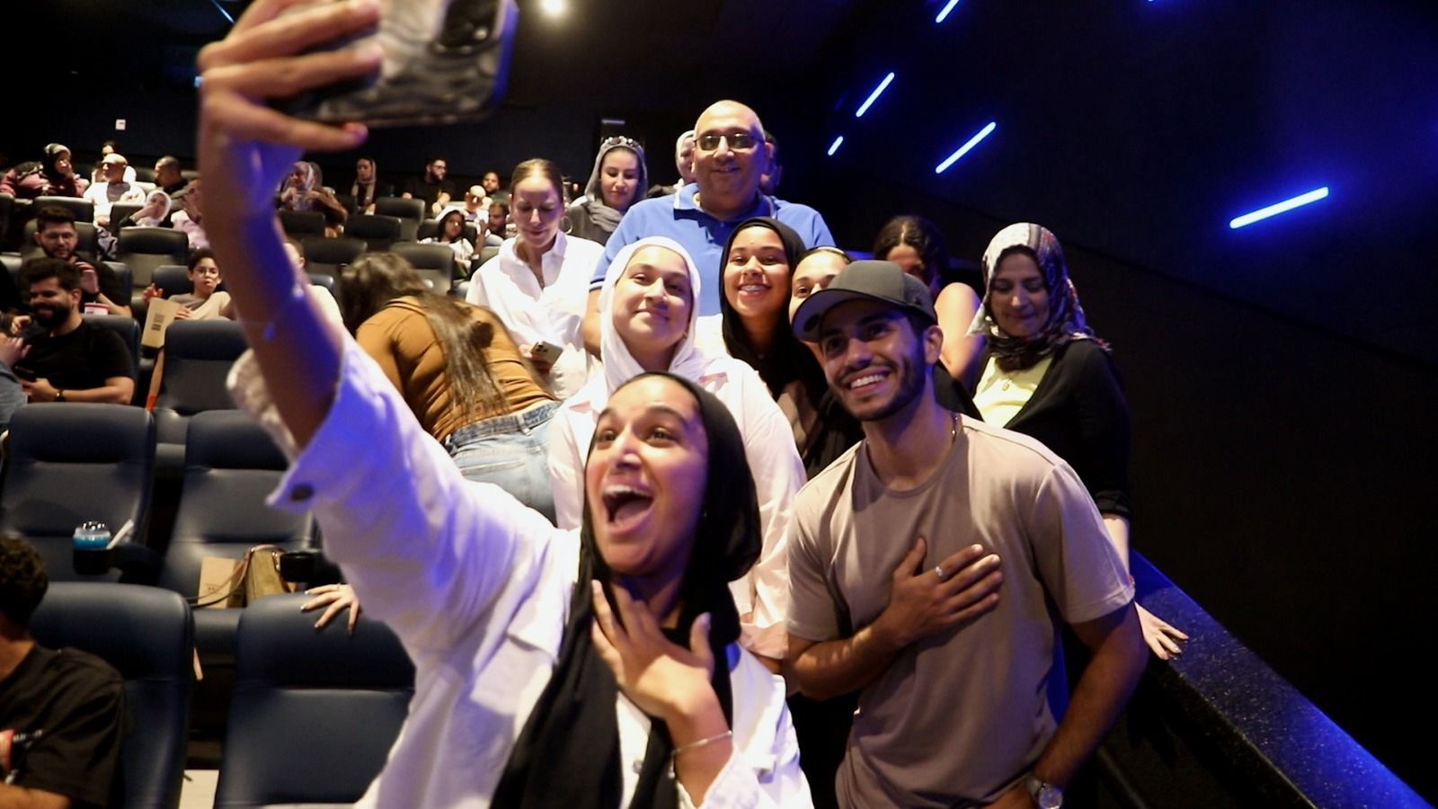 مينا مسعود يفاجئ الجمهور في سينمات القاهرة للترويج لفيلمه في عز الضهر (3) مينا مسعود يفاجئ الجمهور في سينمات القاهرة للترويج لفيلمه في عز الضهر (3)