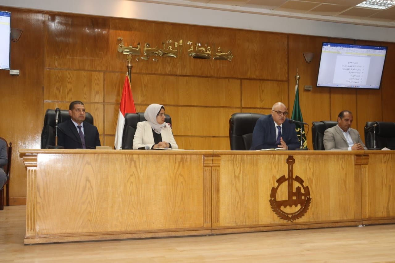 محافظ القليوبية خلال الاجتماع محافظ القليوبية خلال الاجتماع