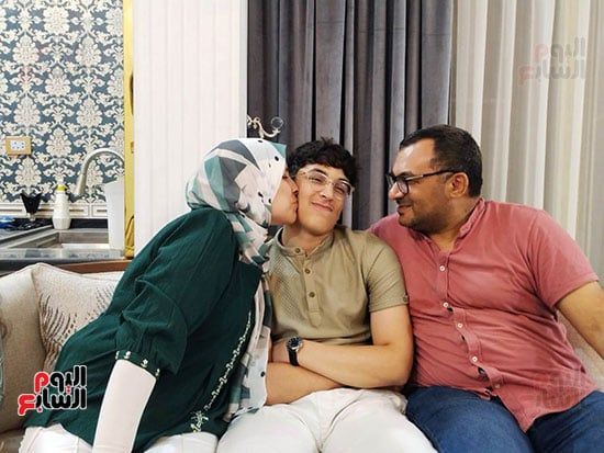 الطالب-أبو-زيد-أحمد-مع-أسرته-(1) الطالب-أبو-زيد-أحمد-مع-أسرته-(1)
