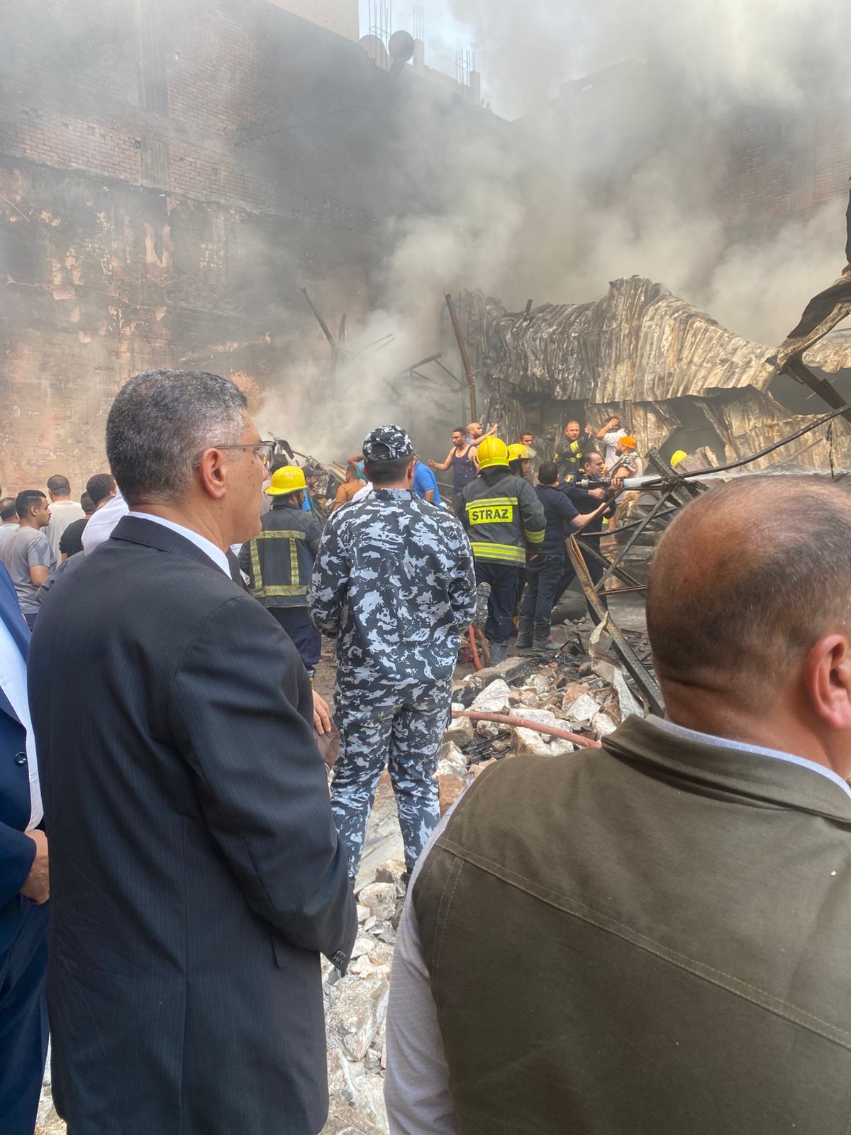 محافظ الجيزة يتابع ميدانياً جهود إطفاء حريق بمخزن دهانات بالبراجيل (3) محافظ الجيزة يتابع ميدانياً جهود إطفاء حريق بمخزن دهانات بالبراجيل (3)