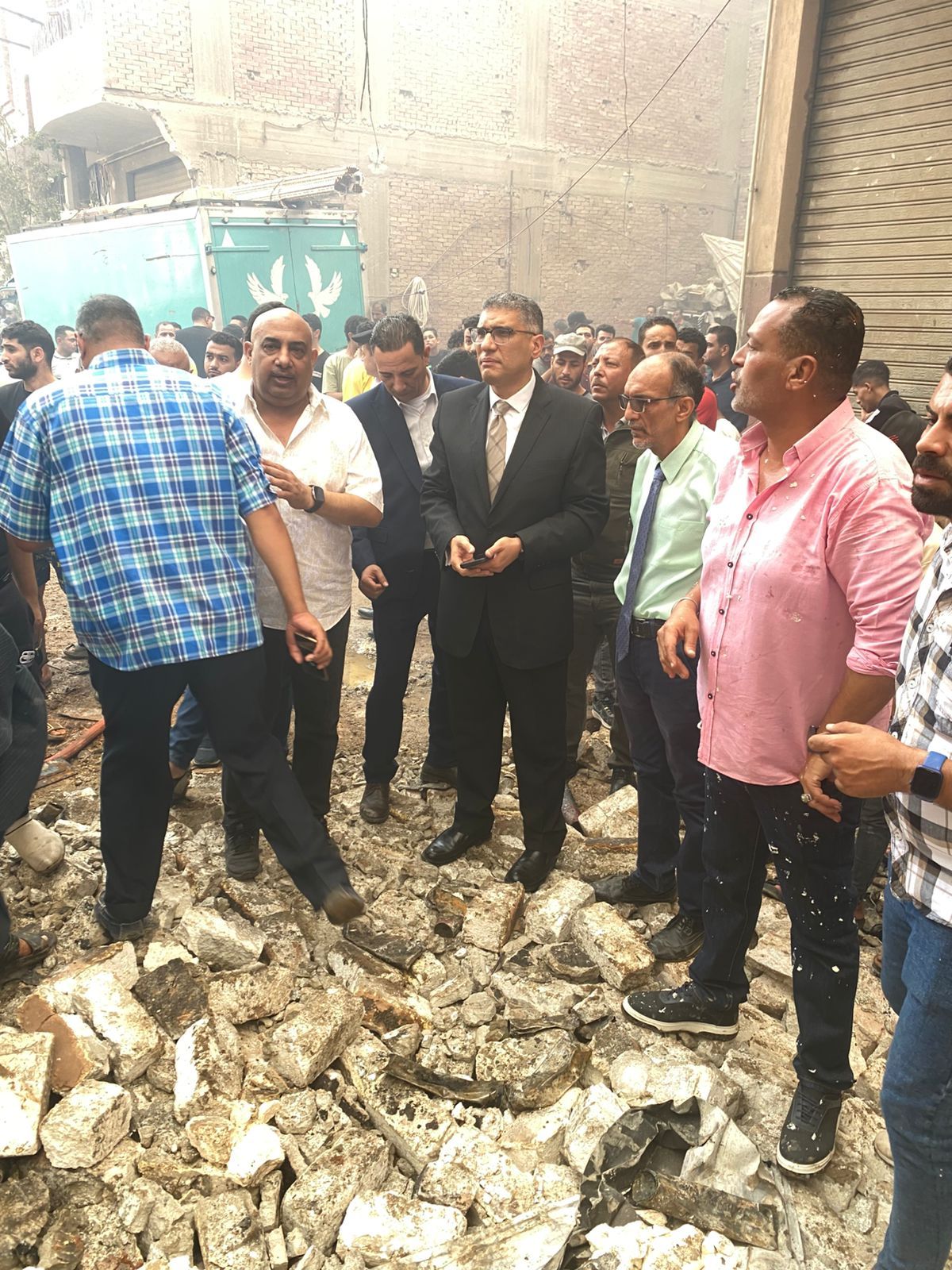 محافظ الجيزة يتابع ميدانياً جهود إطفاء حريق بمخزن دهانات بالبراجيل (2) محافظ الجيزة يتابع ميدانياً جهود إطفاء حريق بمخزن دهانات بالبراجيل (2)