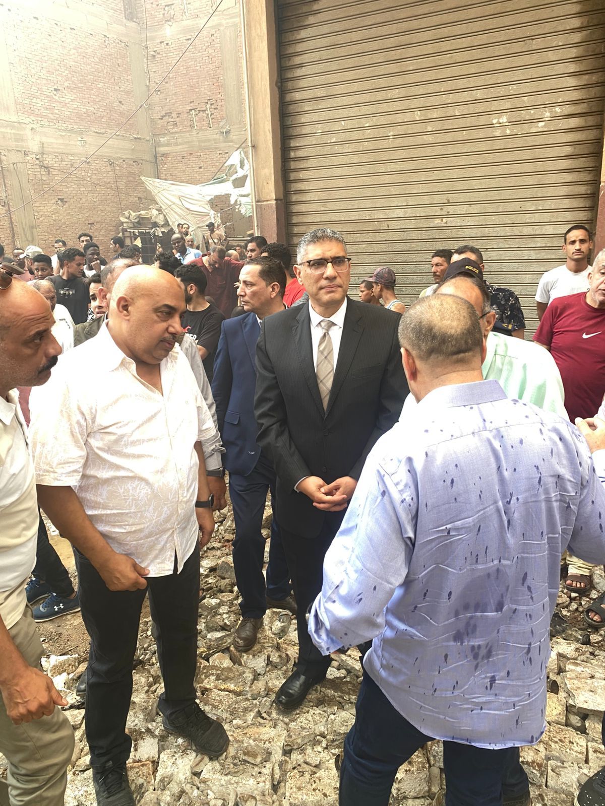 محافظ الجيزة يتابع ميدانياً جهود إطفاء حريق بمخزن دهانات بالبراجيل (6) محافظ الجيزة يتابع ميدانياً جهود إطفاء حريق بمخزن دهانات بالبراجيل (6)