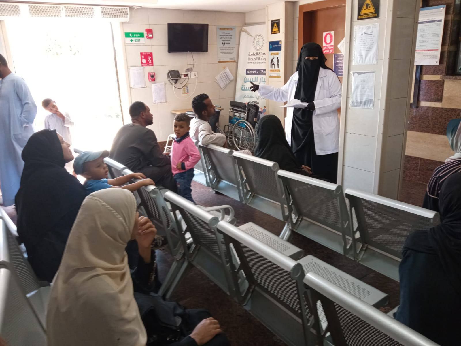 لقاء مع السيدات والرجال في الوحدة الصحية بإسنا لقاء مع السيدات والرجال في الوحدة الصحية بإسنا