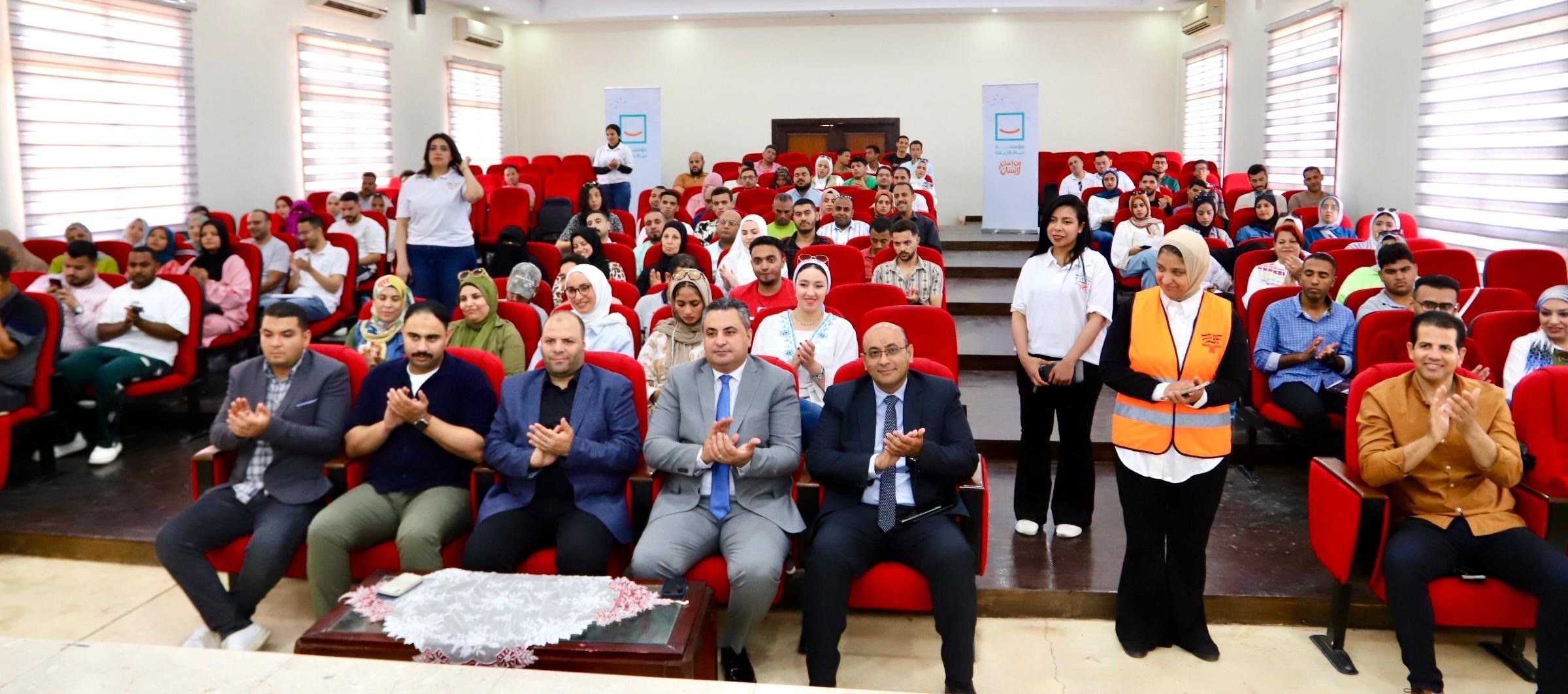 جانب من معسكر صندوق مكافحة الإدمان ومؤسسة حياة كريمة للمشاركة في تنفيذ برامج الحماية من المخدرات