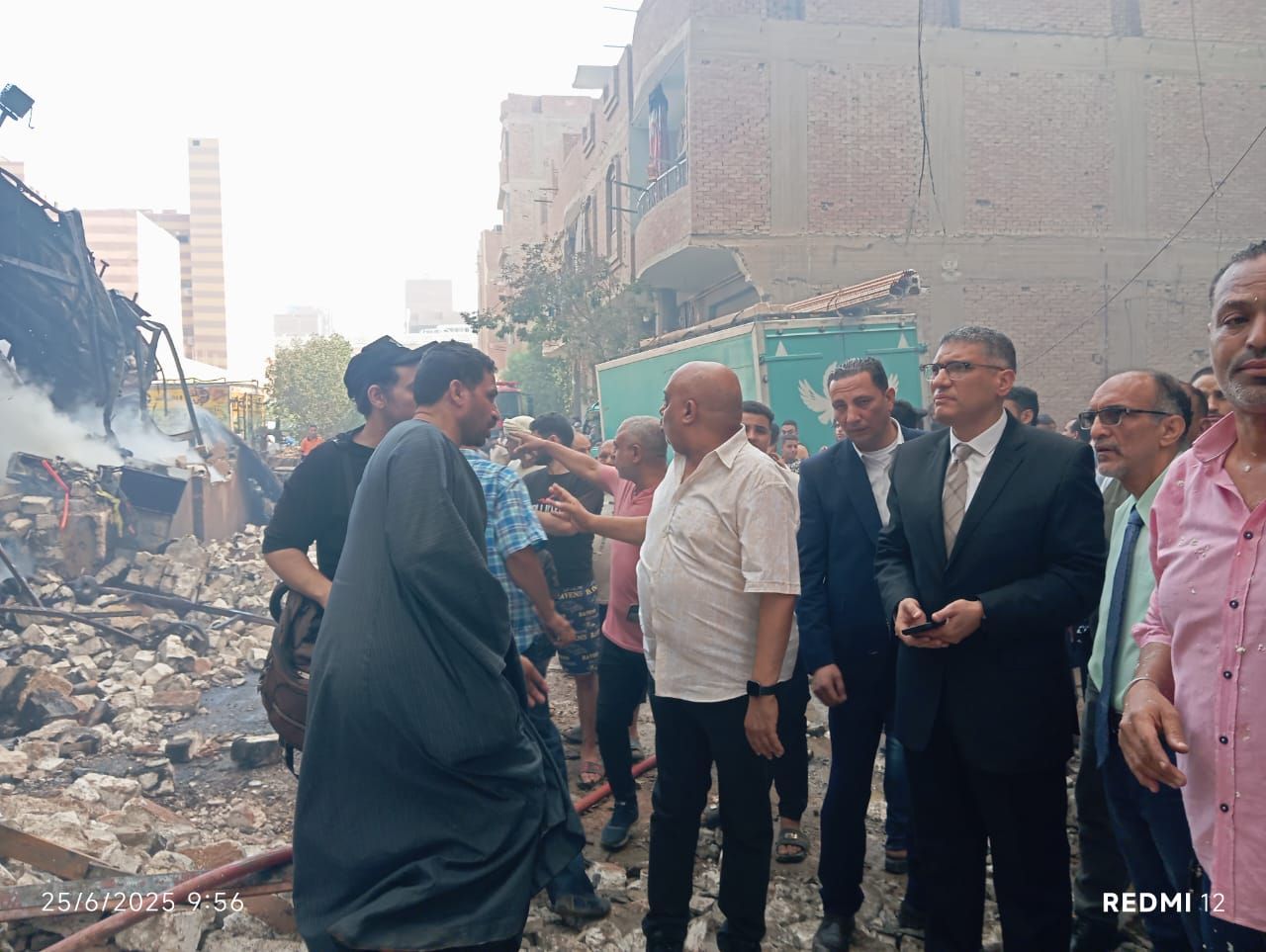 محافظ الجيزة يتابع ميدانياً جهود إطفاء حريق بمخزن دهانات بالبراجيل (5) محافظ الجيزة يتابع ميدانياً جهود إطفاء حريق بمخزن دهانات بالبراجيل (5)