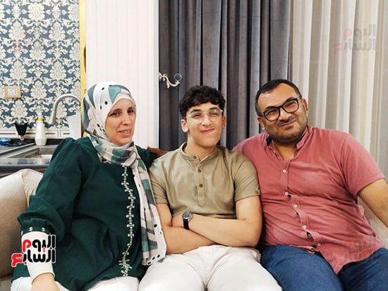 الطالب-أبو-زيد-أحمد-مع-أسرته-(2) الطالب-أبو-زيد-أحمد-مع-أسرته-(2)