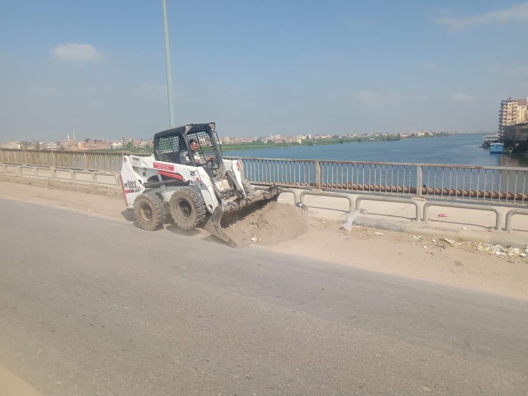 رفع الأتربة من الكباري بدسوق رفع الأتربة من الكباري بدسوق