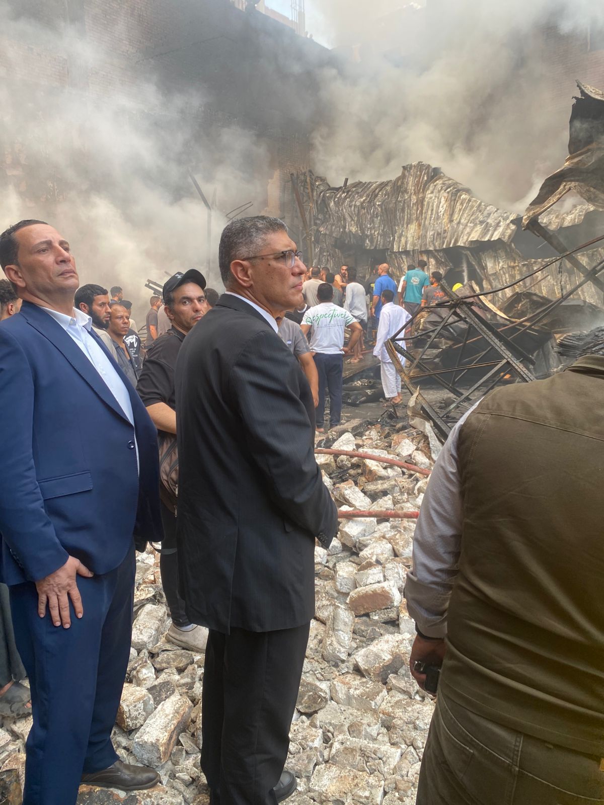 محافظ الجيزة يتابع ميدانياً جهود إطفاء حريق بمخزن دهانات بالبراجيل (4) محافظ الجيزة يتابع ميدانياً جهود إطفاء حريق بمخزن دهانات بالبراجيل (4)