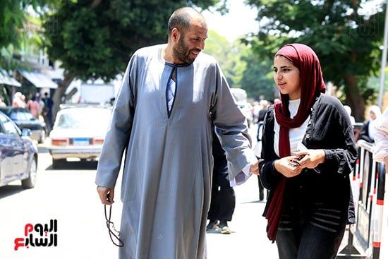 ولي امر يطمئن على ابنته بعد امتحان التاريخ ولي امر يطمئن على ابنته بعد امتحان التاريخ