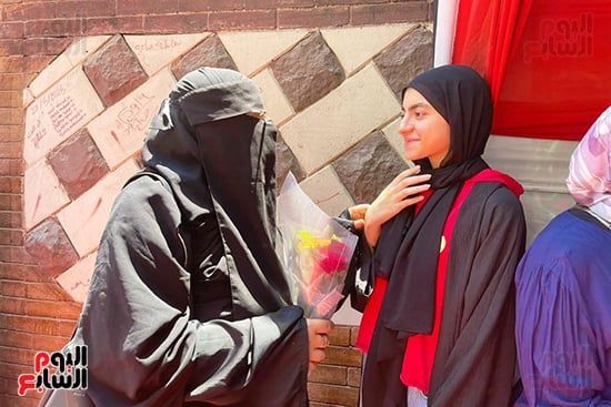 أم تستقبل ابنتها بالورود أمام لجنة الامتحان أم تستقبل ابنتها بالورود أمام لجنة الامتحان
