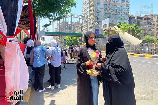 أم تستقبل ابنتها بالورود بعد أداء الامتحان (1) أم تستقبل ابنتها بالورود بعد أداء الامتحان (1)