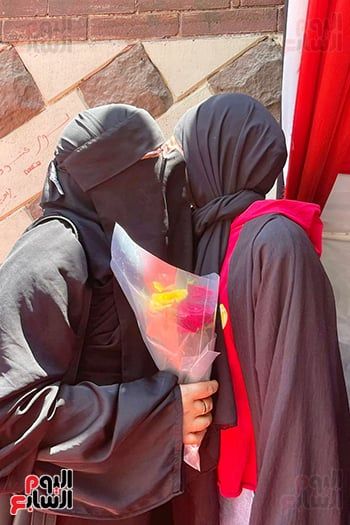 أم تستقبل ابنتها بالورود بعد أداء الامتحان (2) أم تستقبل ابنتها بالورود بعد أداء الامتحان (2)