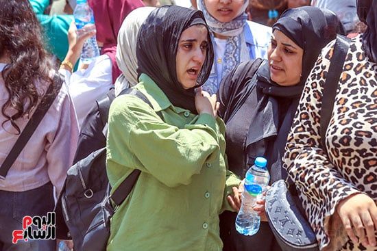 صعوبة الفيزيا على وجه احدى الطالبات صعوبة الفيزيا على وجه احدى الطالبات