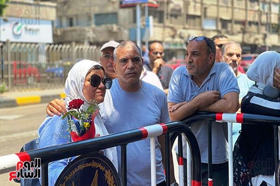 أولياء الأمور في الجيزة ينظرون أبناءهم بالورود امام لجان الثانوية العامة (3) أولياء الأمور في الجيزة ينظرون أبناءهم بالورود امام لجان الثانوية العامة (3)