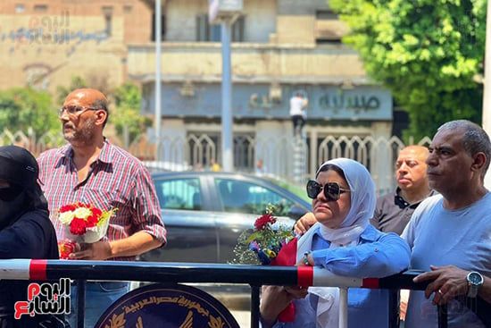 أولياء الأمور في الجيزة ينظرون أبناءهم بالورود امام لجان الثانوية العامة (1) أولياء الأمور في الجيزة ينظرون أبناءهم بالورود امام لجان الثانوية العامة (1)