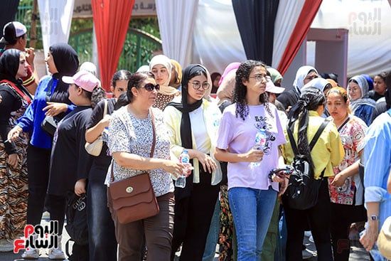 خروج الطالبات بعد امتحان الفيزيا خروج الطالبات بعد امتحان الفيزيا