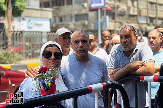أولياء الأمور في الجيزة ينظرون أبناءهم بالورود امام لجان الثانوية العامة (2) أولياء الأمور في الجيزة ينظرون أبناءهم بالورود امام لجان الثانوية العامة (2)