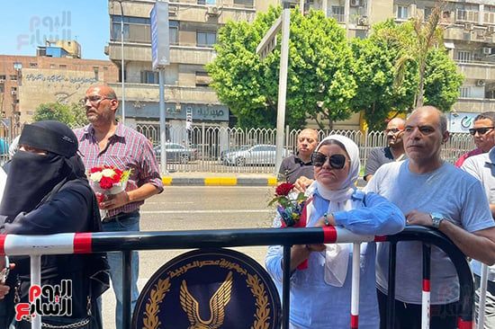 أولياء الأمور ينتظرون أبناءهم بالورود أمام اللجان (1) أولياء الأمور ينتظرون أبناءهم بالورود أمام اللجان (1)