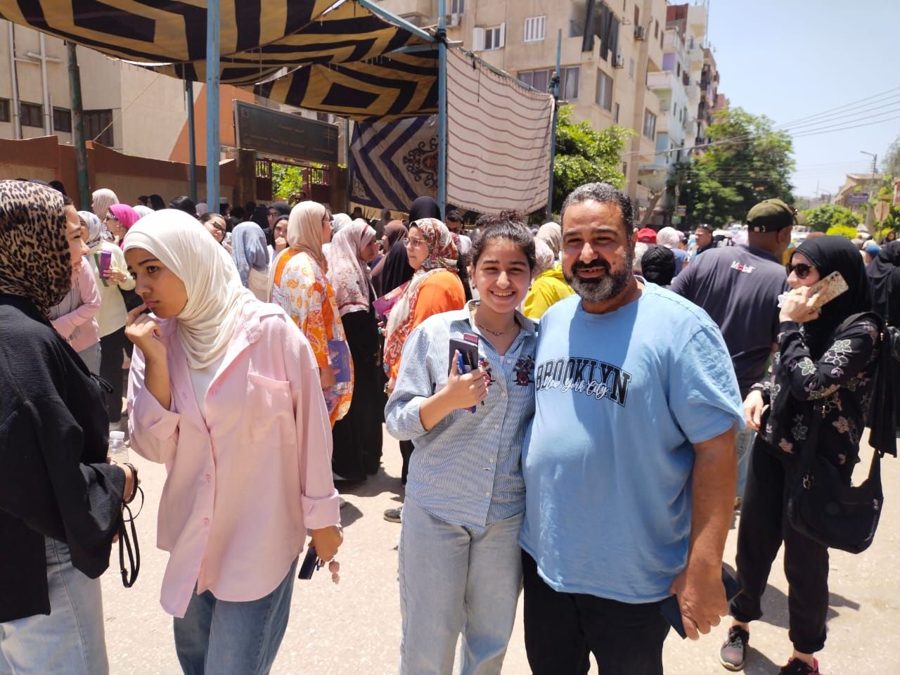 أولياء الأمور مع بناتهم بعد الامتحان