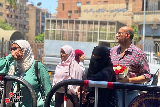 أولياء الأمور ينتظرون أبناءهم بالورود أمام اللجان (2) أولياء الأمور ينتظرون أبناءهم بالورود أمام اللجان (2)