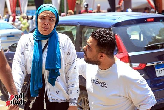 الانهيار يظهر على وجه طالبة بعد امتحان الفيزيا الانهيار يظهر على وجه طالبة بعد امتحان الفيزيا