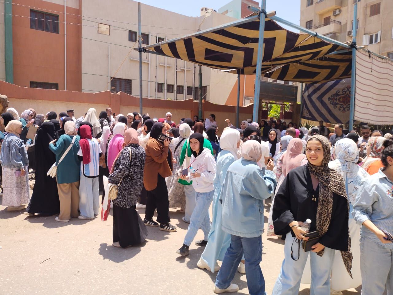 خروج الطالبات من اللجان