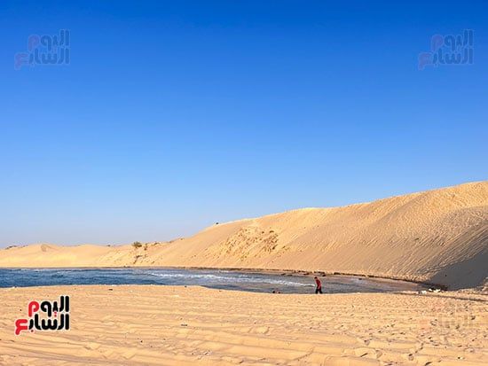 التلال-الرمليه-تحيط-بمياه-البحر
