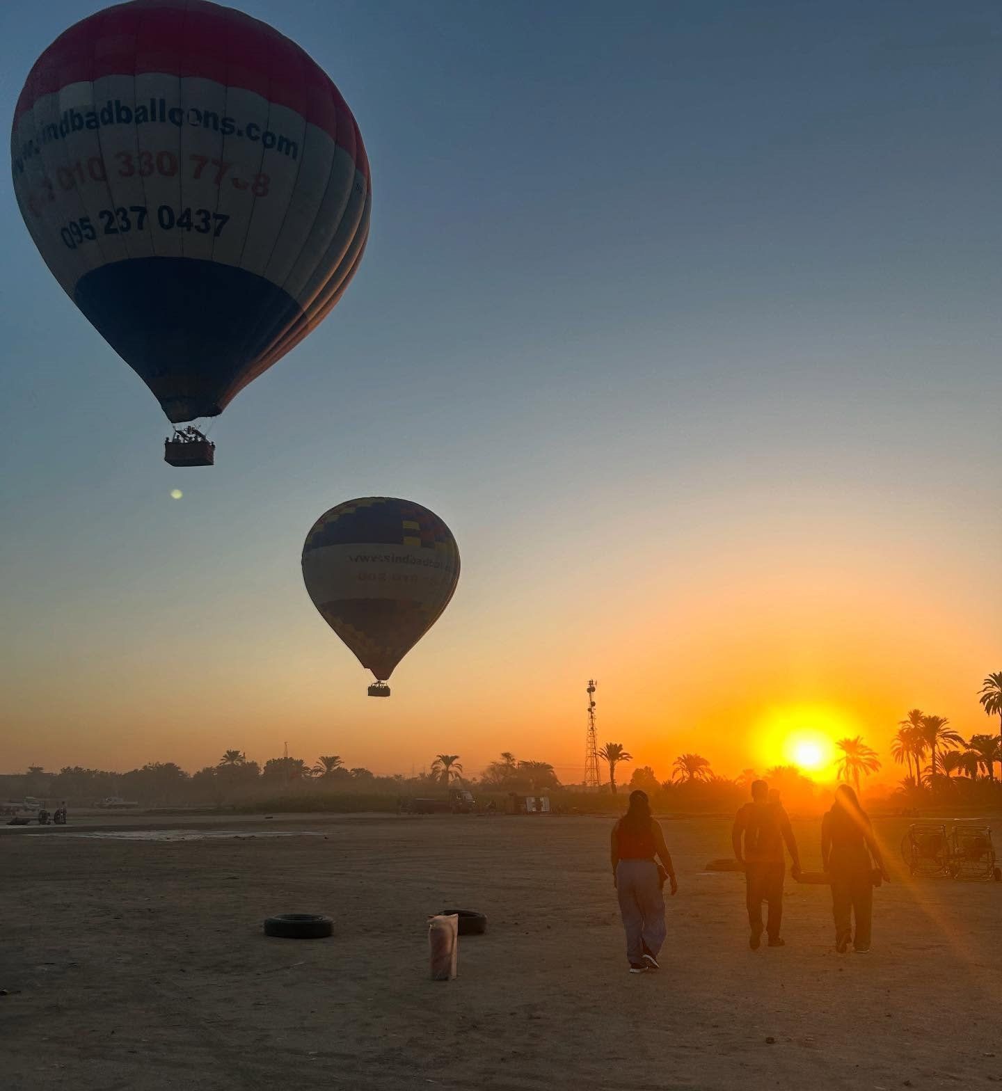 لحظات تحليق رحلات البالون الطائر فى غرب الأقصر لحظات تحليق رحلات البالون الطائر فى غرب الأقصر