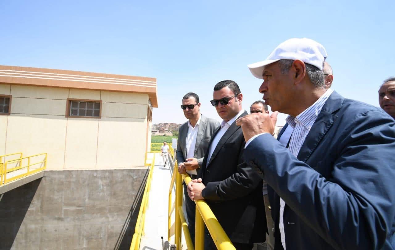 الوزير والمحافظ خلال الجولة الوزير والمحافظ خلال الجولة