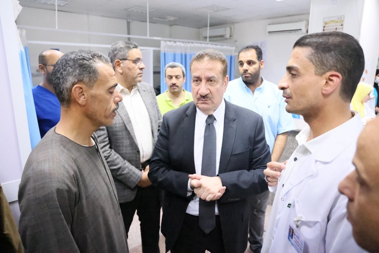 جانب من زيارة المحافظ جانب من زيارة المحافظ