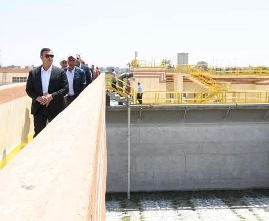وزير الإسكان خلال الجولة وزير الإسكان خلال الجولة