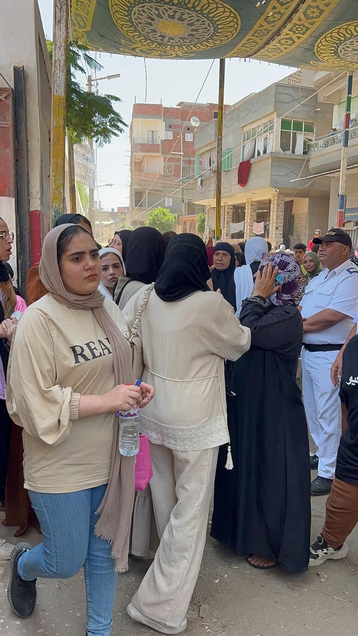 الأهالي في انتظار الطلاب وارتياح بينهما الأهالي في انتظار الطلاب وارتياح بينهما