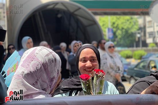 فتاة-تستقبل-شقيقتها-الورود-بعد-امتحان-اللغة-الإنجليزية فتاة-تستقبل-شقيقتها-الورود-بعد-امتحان-اللغة-الإنجليزية