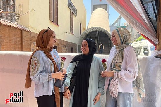 بالورود..-فتاة-تستقبل-شقيقتها-بالثانوية-العامة-بعد-امتحان-اللغة-الإنجليزية بالورود..-فتاة-تستقبل-شقيقتها-بالثانوية-العامة-بعد-امتحان-اللغة-الإنجليزية