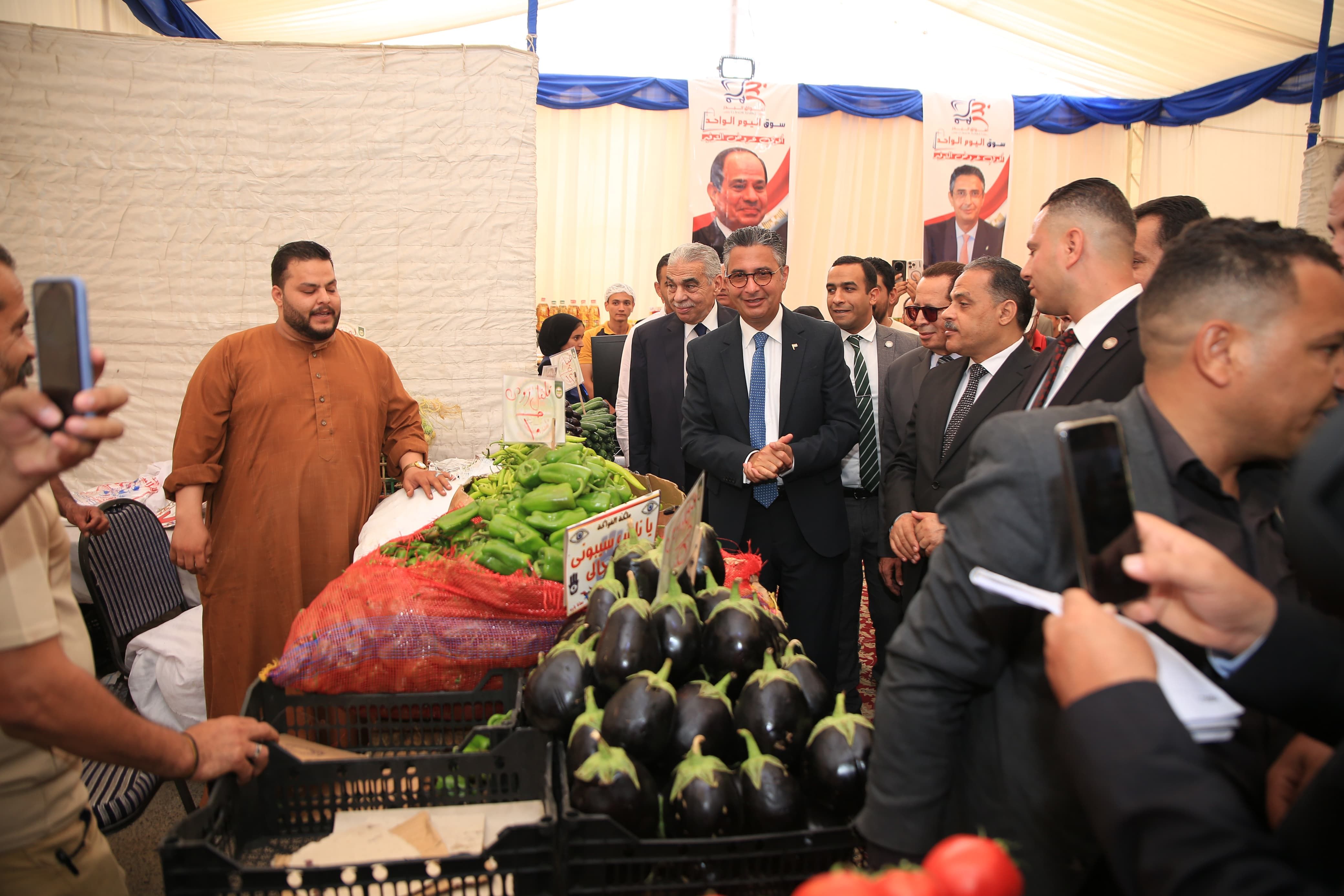 وزير التموين يفتتح سوق اليوم الواحد بالعاشر من رمضان